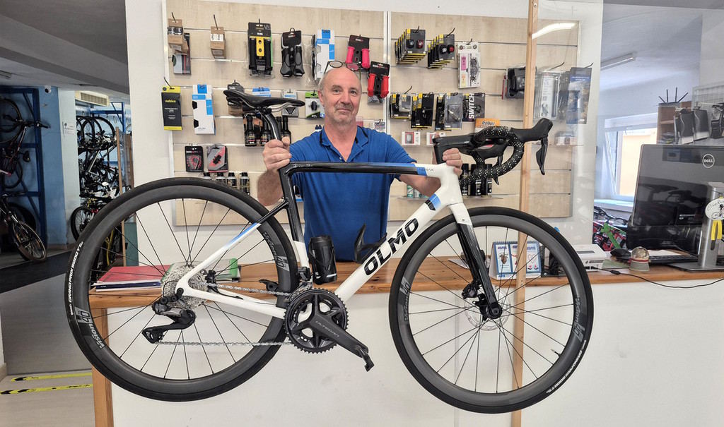 Angelo Zoccarato nella sua officina di riparazione biciclette ZoccaCicli a Masnago, Varese Angelo Zoccarato nella sua officina di riparazione biciclette ZoccaCicli a Masnago, Varese