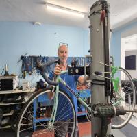 images/ZoccaCicli/Zoccacicli-Varese-nella-sua-officina-di-riparazione-biciclette.jpg